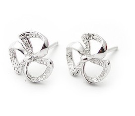 Fashionable silver earring